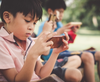 Dùng thiết bị điện tử quá sớm có phải là nguyên nhân làm gia tăng tình trạng béo phì trẻ em
